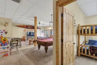 Vintage Luxury Creekside Cabin ~ King Bed, Hot Tub, Fire Pit & Game Room, Dog Ok