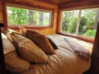 Near Pictured Rocks and trails, on the AuTrain River, has private hot tub - 무료 와이파이