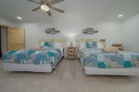 Waldens Creek Hideaway on the farm with theater room and hot tub. - Farmhouses