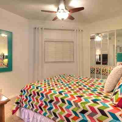 Updated Single Story Comal River Condo with Pool-Walk to Downtown NB Rooms