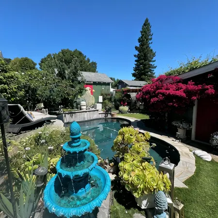 Petaluma Wine Country relaxing get away w/salt water pool/ spa close to downtown