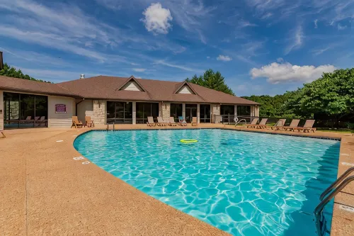 Minutes from Sdc! Pools! Scenic Wooded Views! Lake! - Hytter