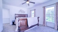 Come visit The Sunflower House! 4 bedrooms 2 baths in Ashtabula Harbor with WIFI