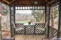 Blackbeard’s Lakefront Bungalow - convenient location with year-round lake views - 3-Star