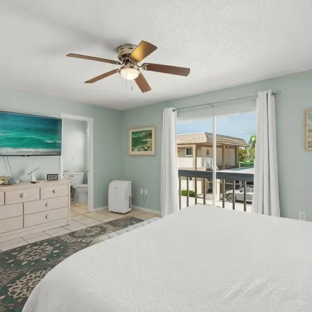 Bright & Modern ~ Heated Pool ~ Gated Beach ~ Pkg!