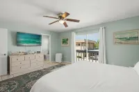 Bright & Modern ~ Heated Pool ~ Gated Beach ~ Pkg! - 발코니