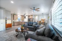 New home located in the "heart" of AZ. Come explore AZ. So much to see and do. - Homestays