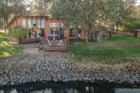 Riverfront Retreat / Hot Tub / Private Dock / Pet Friendly - Chalets