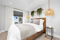 Roxie's Modern Lake Front House on the water! - 4-Star