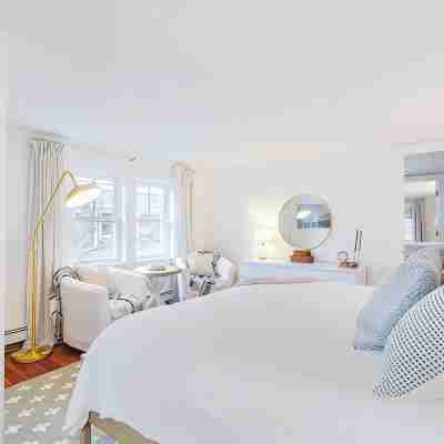 Downtown Chatham Gem – Walk to Beach, Shops, C.B.I, & Dining Family-Friendly! Rooms