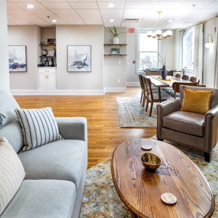 HUGE Penthouse Suite- 3 BR & 2 Bath w/Elevator. Walk to UK-Downtown-Rupp
