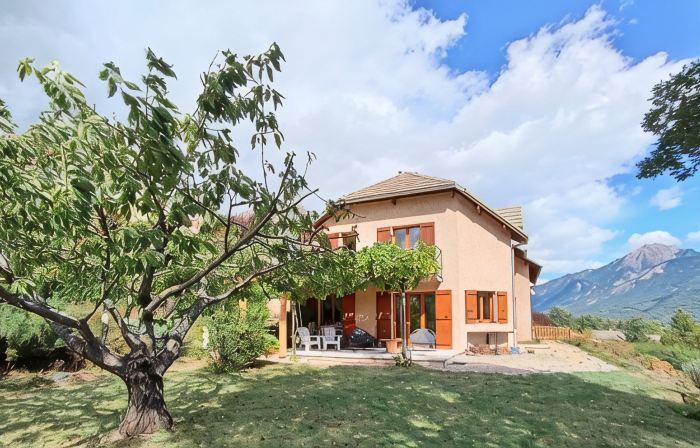 Spacious apartment with magnificent view and terrace, on the 1st floor of a villa.