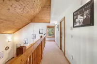 Spacious Corner Townhouse Next to Mt. Snow! Private Hot Tub!