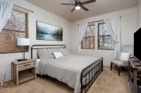 Cardinal Landing Cabin in Torreon w/AC, Furnished Deck, Grill & Firepit - Chalets