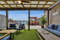 Charming 3-bedroom lake house with hot tub and kayaks located near Dania Beach