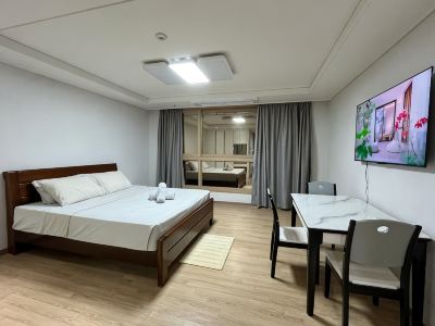 Charming Spacious Apartment in Clark Freeport Zone with Kitchenette & Balcony