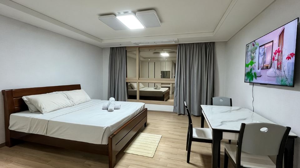 Charming Spacious Apartment in Clark Freeport Zone with Kitchenette & Balcony