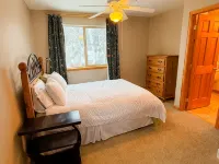3/3 Townhome in Fraser just steps from the Black line! フレイザーのホテル