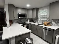 Downstairs Vibrant, Upgraded & Central Guesthouse in Hyde Park - Holiday bungalows