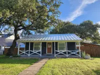 Charming 1-BR pet friendly house in Lockhart. Short stroll to the best BBQ spots Hotels in Lockhart