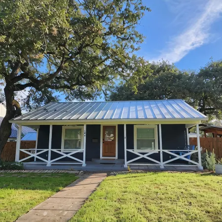 Charming 1-BR pet friendly house in Lockhart. Short stroll to the best BBQ spots