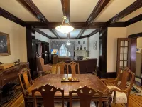 Jenny’s Suites, historic house in Welland, 20 minutes from Niagara Falls. Hotele w: Welland