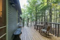 Quaint cottage on peaceful NH lake! Enjoy swimming, kayaking, and trails. - Hytter