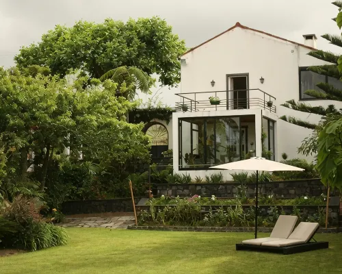 A comfortable, self-contained suite in a restored 19th-century vila (RRAL 980) Hotels in Capelas