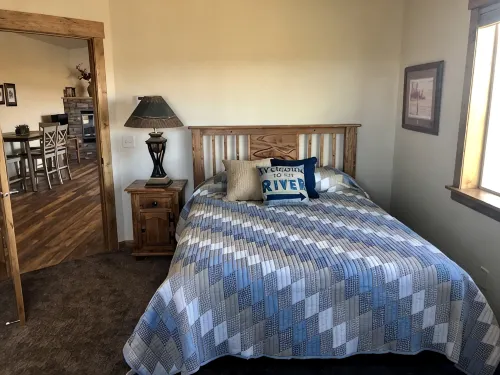 Beautiful loft apartment overlooking the Henry’s Fork River at the Ora Bridge! - 레지던스