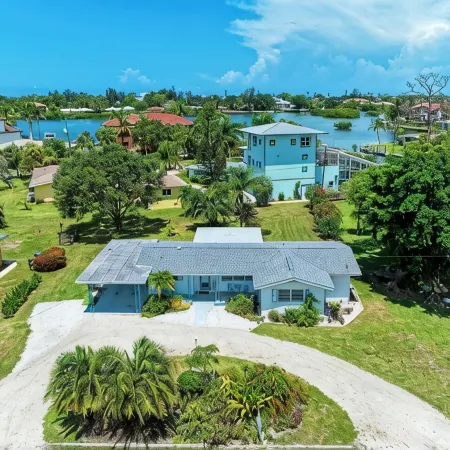 Newly Remodeled Beach Home, only1 mile to Nokomis Beach!