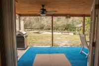 2/2 CABIN Directly on the Weeki Wachee River, Kayaks and a Canoe for Family Fun! -  Privatzimmer