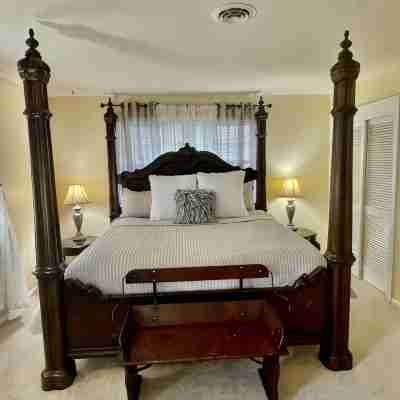 Spectacular & Spacious Hideaway: 1 Min WALK to the Beach, NO Streets to Cross! Rooms