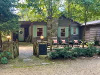 Beautiful Highlands cabin! 8 min to town-Pet friendly-lots of outdoor space
