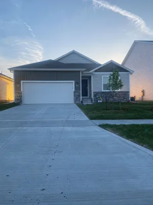 Is this Heaven? No It’s Iowa!4-bedroom home on pond in welcoming Ankeny w/Wifi