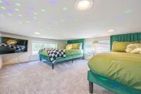 Rainforest Tiny Home Retreat: Retro