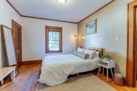 Modern Bungalow: spacious 3BR home near downtown Champaign & campus