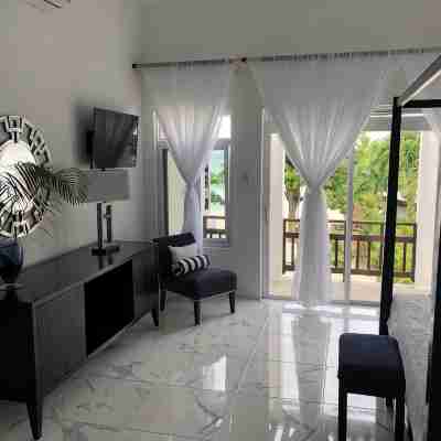 Fully staffed. private, Beachfront villa with a pool in Negril, Jamaica Rooms