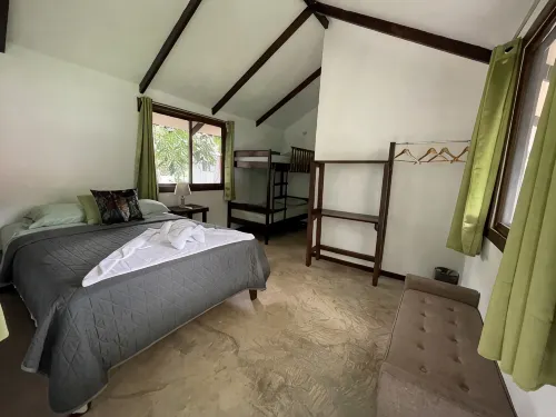 Casita de 2 Plantas Cerca del Parque Nacional Tortuguero. Ideal Para Relajarse - Homestays