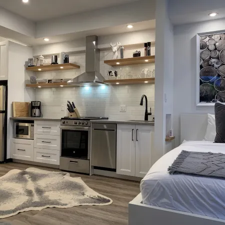 Luxury King Suite Village North Mountain Views -The Nest- Pet Friendly!