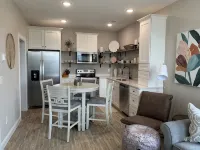 Brand new condo with gorgeous lake views - 4성급