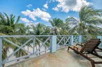 Charming 3-bedroom 2-bathroom Beachfront Beauty with separate living quarters - Homestays