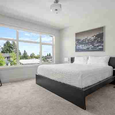 Modern family-sized house close to 17th Ave and downtown Rooms