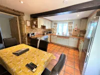 Cloisters Cottage in Bourton-on-the-water With Off Road Park For Two Cars - Homestays