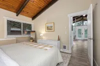 Forest Retreat with Two Kings and Expansive Deck - 精品