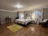 Anita’s Home, private pool and hot tub. - Homestays