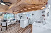 Charming Renovated  Cabin with a Cottage vibe.  Thus "The Cabbage" - Alphydda
