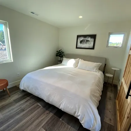 40 Mins. to Glacier Park, 5 Mins. to City Beach & DT, Seasonal Clubhouse Pool