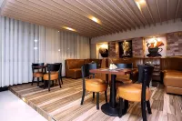 Gold Crest Hotel - parking
