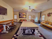 Log Cabin/ w hot tub, outdoor pool & pool table - 3-Star