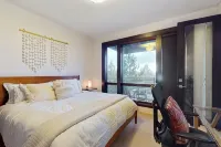 Modernist Mountain View Retreat in Old Mill!! Hot Tub!!!  Pool Table!!! - Gym